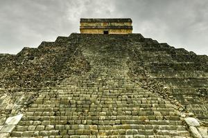 pirámide de kukulkan en chichén itzá, la antigua ciudad maya en la región de yucatán en méxico. foto