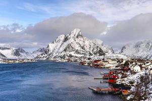 fondo de invierno de montaña en reine, islas lofoten, noruega foto