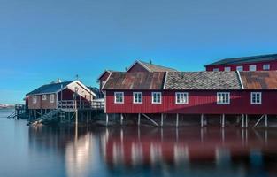 casa de pescador roja en invierno en reine, islas lofoten, noruega.