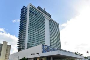 la habana, cuba - 14 de enero de 2017 - hotel habana libre en el vedado, la habana, cuba. hotel tryp habana libre es uno de los hoteles más grandes de cuba. el hotel cuenta con 572 habitaciones en una torre de 25 pisos. foto