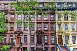 casa en hilera astor. Astor Row es el nombre que se le da a 28 casas adosadas en el lado sur de West 130th Street, entre las avenidas Fifth y Lenox en el barrio Harlem de Manhattan, Nueva York. foto