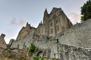 hermosa catedral de mont saint-michel en la isla, normandía, norte de francia, europa. foto