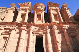 ad deir, el templo del monasterio, petra, jordania foto