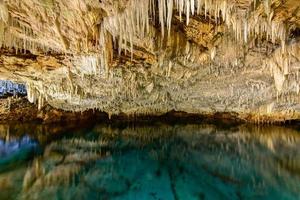 cueva de fantasía en las bermudas. caverna subterránea ubicada en la parroquia de hamilton, cerca del puerto del castillo. foto