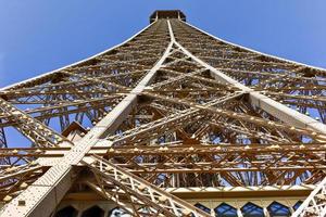 la icónica torre eiffel en parís, francia. foto