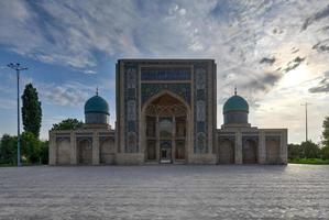 vista del complejo imam hazrati de tashkent barakhan madrasa en tashkent, uzbekistán. foto