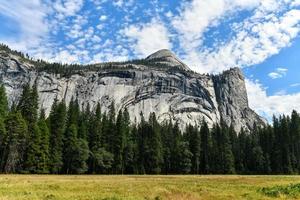 valle de yosemite en el parque nacional de yosemite. el valle de yosemite es un valle glaciar en el parque nacional de yosemite en las montañas occidentales de sierra nevada del centro de california. foto