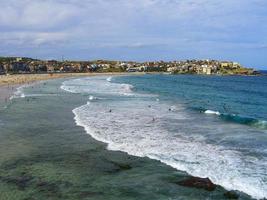 vista de la playa de bondi en sydney, australia. bondi beach es una de las playas más famosas del mundo. foto