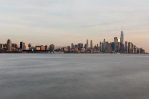 horizonte de la ciudad de nueva york visto desde weehawken, nueva jersey. foto