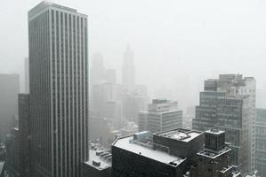 vista aérea del centro de manhattan durante una tormenta de nieve en la ciudad de nueva york. foto