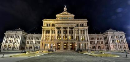 el edificio del capitolio del estado de texas, noche foto