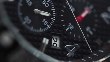 macro de montre-bracelet homme noir video