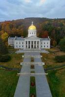 el edificio del capitolio estatal en montpelier vermont, estados unidos. la actual estructura de renacimiento griego es el tercer edificio en el mismo sitio que se utilizará como la casa del estado. fue ocupado en 1859. foto