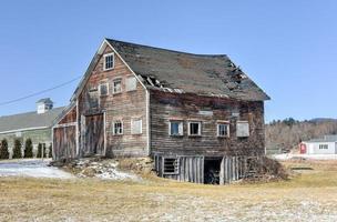 casa de campo abandonada y derrumbándose en rutland, vermont en el invierno. foto