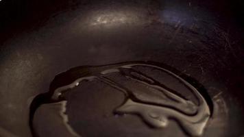 close up of pour the olive oil into the Pan video