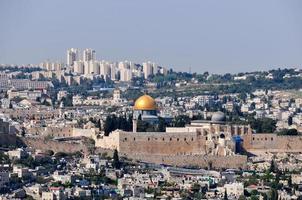 vista panorámica sobre la antigua jerusalén blanca. el paseo armon hanatziv domina la mayor parte de jerusalén y ofrece una hermosa vista de la ciudad. foto