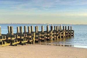 viejo muelle en la playa foto