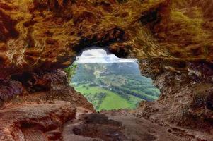 ver a través de la cueva de la ventana en arecibo, puerto rico. foto