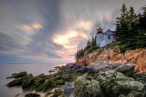 faro de bass harbour en el parque nacional de acadia, maine al atardecer. foto