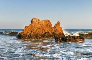 paisaje marino de la playa estatal el matador en malibu beach california al atardecer. foto