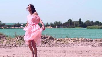 ritratto di un' bellissimo giovane ragazza su il strada video