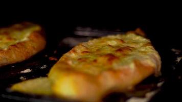 close-up da torta de queijo de processo de cozimento video