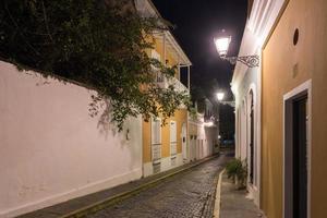 calle de las monjas en el viejo san juan, puerto rico en la noche. foto