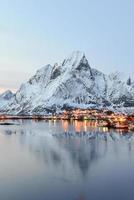 invierno en reine, islas lofoten, noruega. foto