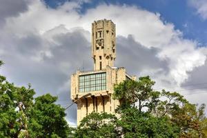 la embajada de rusia en la habana, cuba es un llamativo edificio constructivista en el distrito de miramar de la ciudad. algunos lo comparan con una espada, otros con una jeringa, 2022 foto