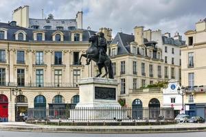 estatua ecuestre de luis xiv en place des victoires en parís, francia. foto