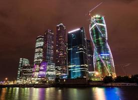 rascacielos de la ciudad de moscú por la noche foto