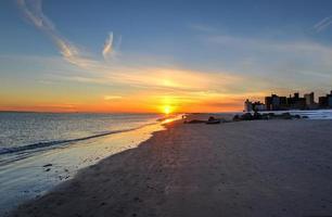 puesta de sol en la playa de brighton y coney island foto