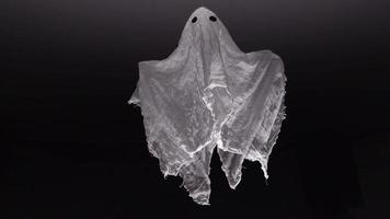 fantôme blanc volant la nuit sous le plafond en gros plan video