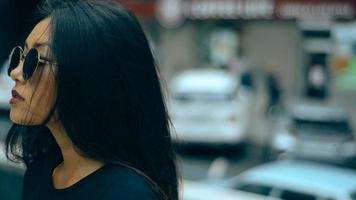 dichtbij omhoog van schoonheid Aziatisch brunette in zonnebril in de stad video