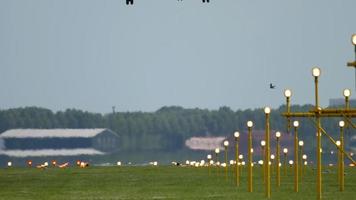 amsterdam, de nederländerna juli 28, 2017 - flybe bombardier rusa 8 q400 landning på bana polderbaan. shiphol flygplats, amsterdam, holland video