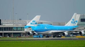 amsterdã, holanda, 26 de julho de 2017 - klm royal holandesa airlines boeing 747 ph bfn taxiando após o desembarque, aeroporto de shiphol, amsterdã, holanda video