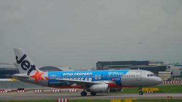 changi, singapour 25 novembre 2018 - jetstar airbus 320 9v jsh en attente au départ, vue depuis le hublot au départ de l'avion. aéroport de changi, singapour video