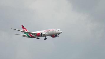 amsterdam, niederlande 27. juli 2017 - kenya airways boeing 787 dreamliner 5y kzb nähert sich vor der landung auf der landebahn 18c zwanenburgbaan. flughafen shiphol, amsterdam, holland video