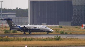 francfort-sur-le-main, allemagne 19 juillet 2017 - compagnie aérienne privée airgo piaggio p180 avanti d ivin avant le décollage sur la piste 18. fraport, francfort, allemagne video