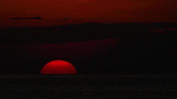 tramonto sul paesaggio oceanico, spiaggia di karon, phuket, tailandia video