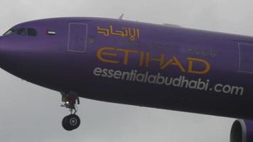 francfort-sur-le-main, allemagne 20 juillet 2017 - etihad airbus a330 a6 afa visite livrée abu dhabi atterrissage à 25c, temps pluvieux. Fraport, Francfort, Allemagne video
