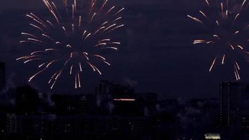 feu d'artifice éclatant au-dessus de la ville de novossibirsk, 126 e anniversaire de la ville video