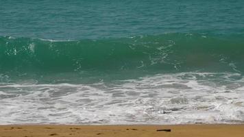 vagues turquoise roulées sur le sable de la plage, plage de mai khao, phuket video