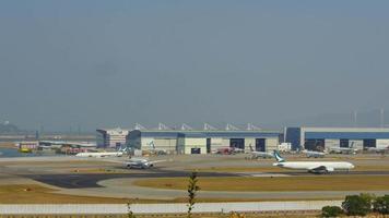 hong kong 09 novembre 2019 - timelapse de l'aéroport international de hong kong chek lap kok, vue depuis l'île de lantau video