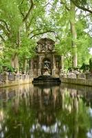 la fuente de los medici, fuente monumental en el jardín de luxemburgo en el distrito 6 de parís, francia. foto