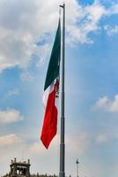 la bandera mexicana en el zócalo de la ciudad de méxico, méxico. foto