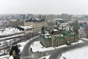 ottawa, canadá - 25 de diciembre de 2016 - horizonte de ottawa desde la torre de la paz en la colina del parlamento, canadá. foto