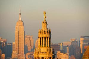 ciudad de nueva york - 8 de diciembre de 2007 - vista aérea del edificio municipal en el centro de manhattan, ciudad de nueva york foto