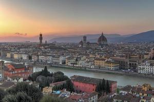 vista de florencia en sunet desde piazzale michelangelo en italia. foto