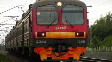 nowosibirsk, russland 02. juli 2022 - der elektrische personenzug der russischen eisenbahn kommt am bahnhof an video